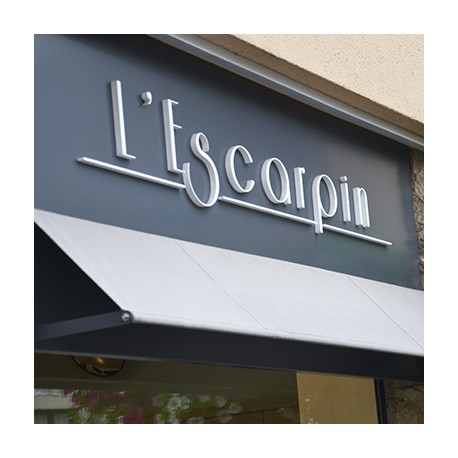 Lettre relief découpée